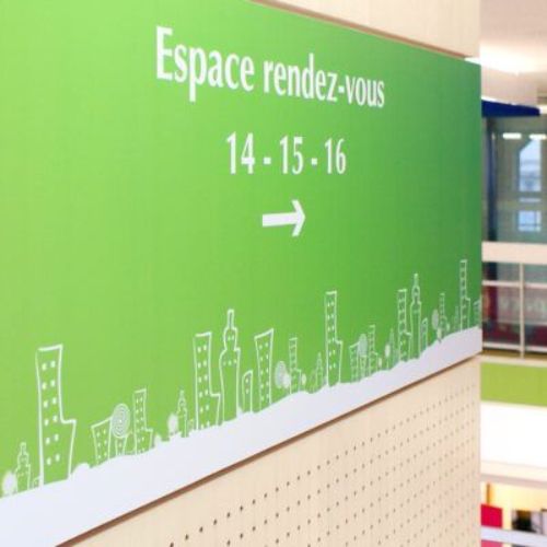 mur vert avec indication "Espace rendez-vous" à la CAF de Roubaix