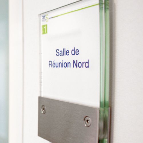 plaque de porte où il est écrit "salle de réunion nord"