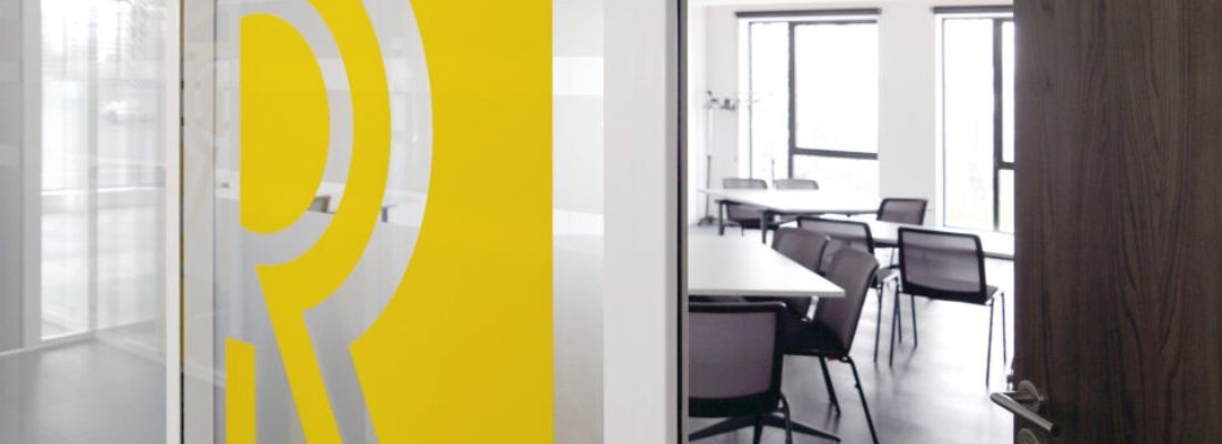 signaletique-entreprise salle de réunion avec une signalétique jaune sur la vitre de la pièce