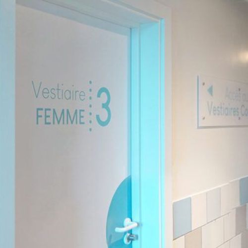 porte avec indication "vestiaire femme" dans un centre aquatique