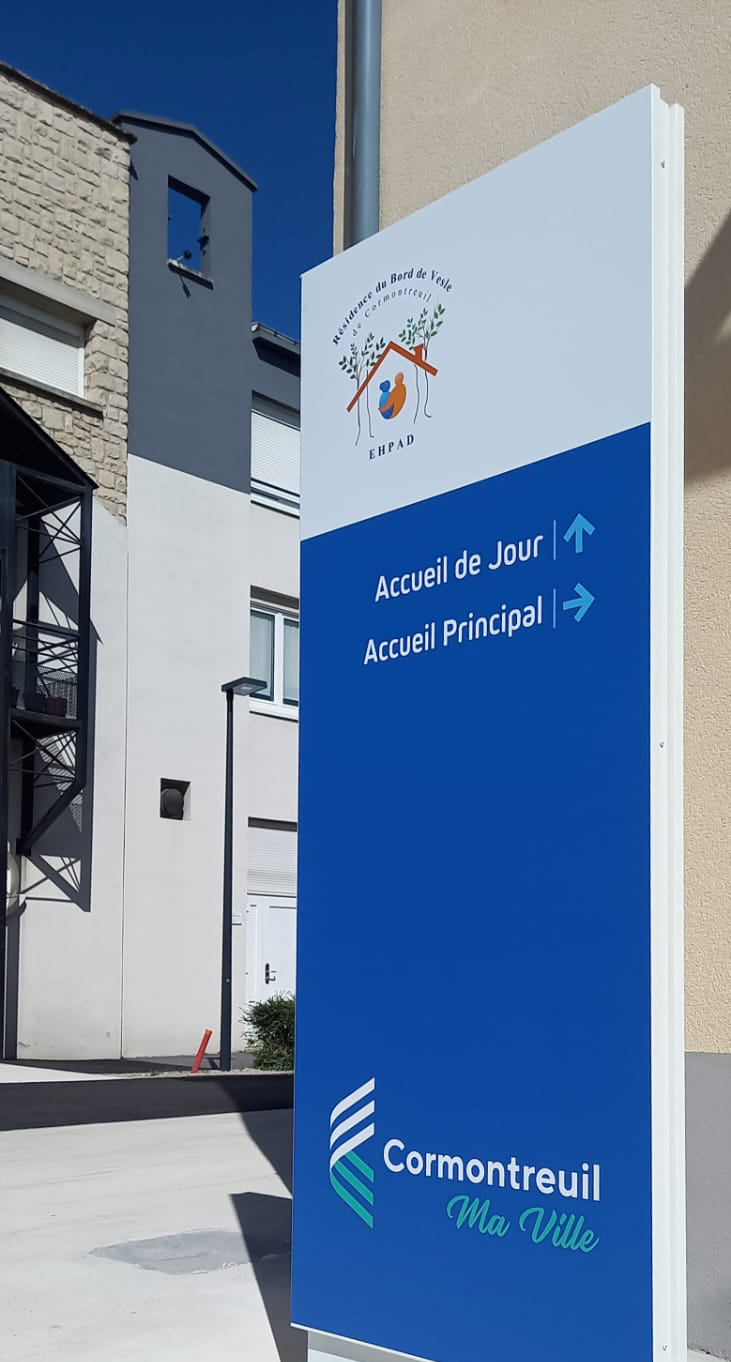 Totem d'entrée entreprise sur mesure - Réalisation Somis